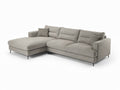**Sofa narożny z szarym obiciem i poduszkami**